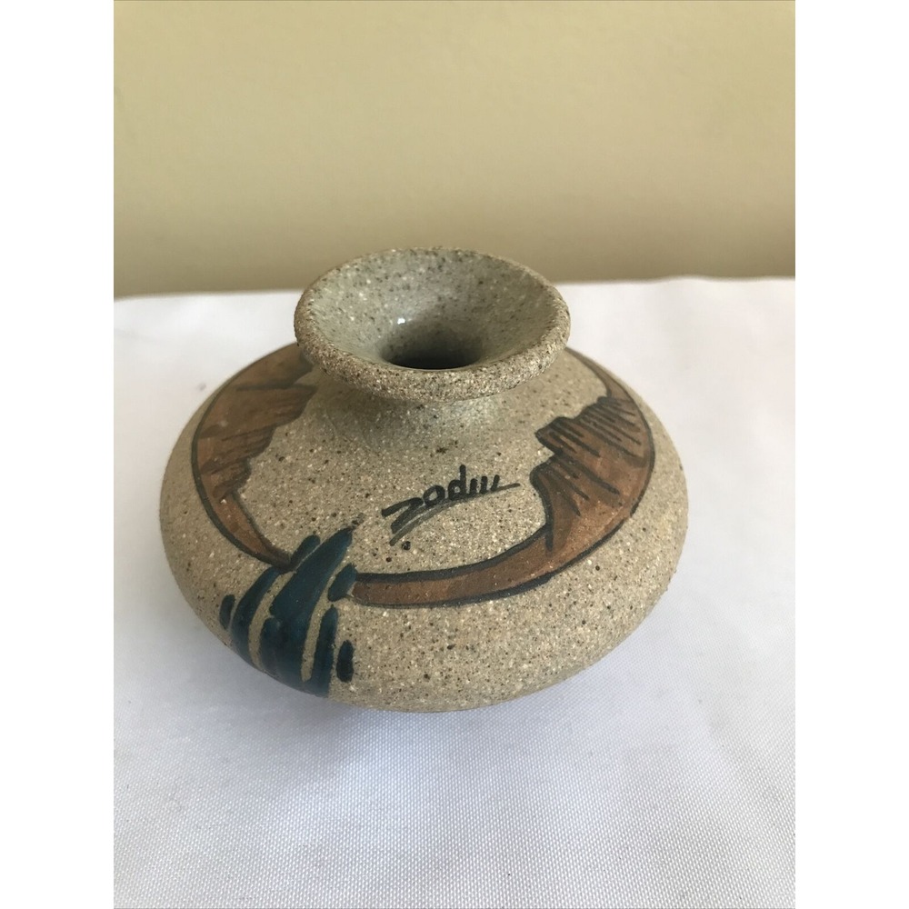 Small, artist-signed, Southwestern-style,‎ pottery vase with inlaid cacti